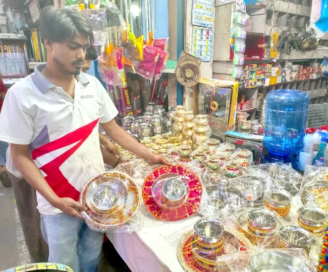 बंगला गांव के करवाचौथ बाजार में थाली कोम्बो को सजाकर रखता विक्रेता।जागरण
